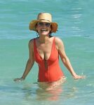 Giada De Laurentiis w kostiumie kąpielowym na plaży w Miami