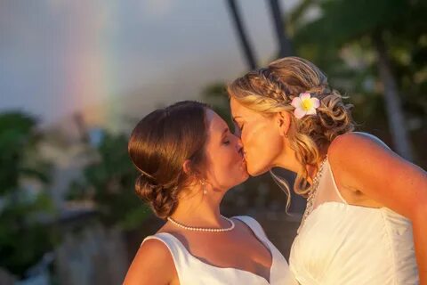 Lesbian wedding kisses. #brides #rainbow #samesex #wedding #hawaii Свадебны...