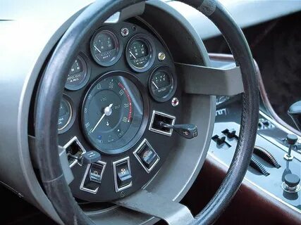 The crazy, futuristic steering wheel of the Maserati Boomera