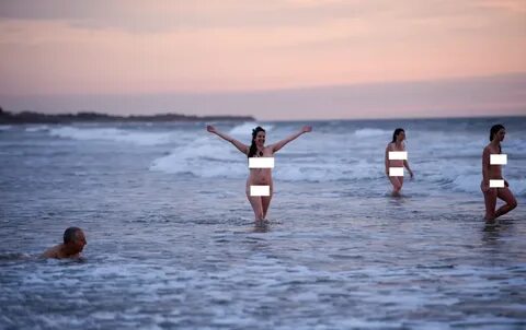 Снимки сотен голых людей на британском пляже Druridge Bay по