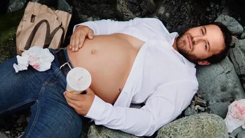 Expecting dad stages his own pregnancy photo shoot