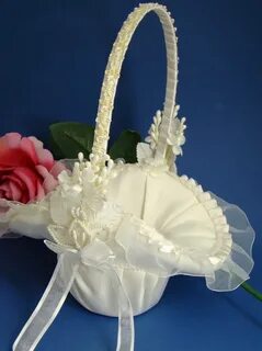 Pin de Di en Flower girl baskets Canastas, Anillos de boda y
