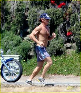 Sean Penn: Shirtless Jogging with Shannon Costello!: Photo 2