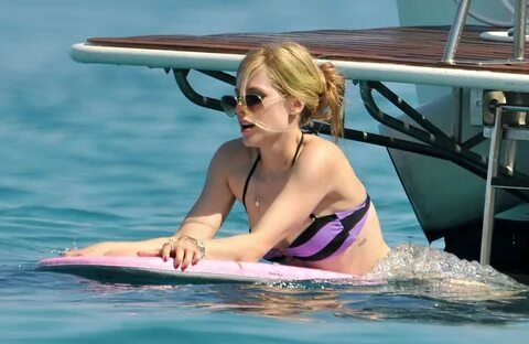 Avril Lavigne In Bikini On A Yacht in St. Tropez - Аврил Лав