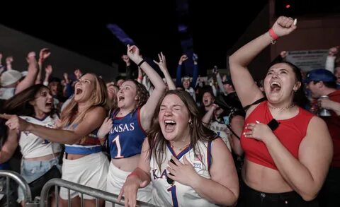 Kansas basketball: Fans celebrate championship on Mass Stree