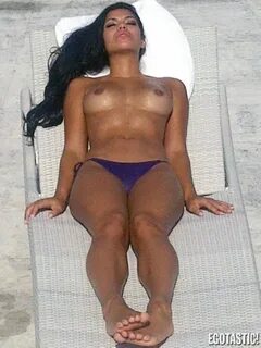 Suelyn-Medeiros-Topless-Boobs-Sunbathing-Wearing-Sexy-Thong-