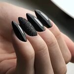 Маникюр на миндалевидных ногтях черного цвета (50 фото)