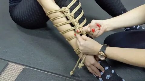 Shibari lesson - The hand is tied to the foot/Связываем руку