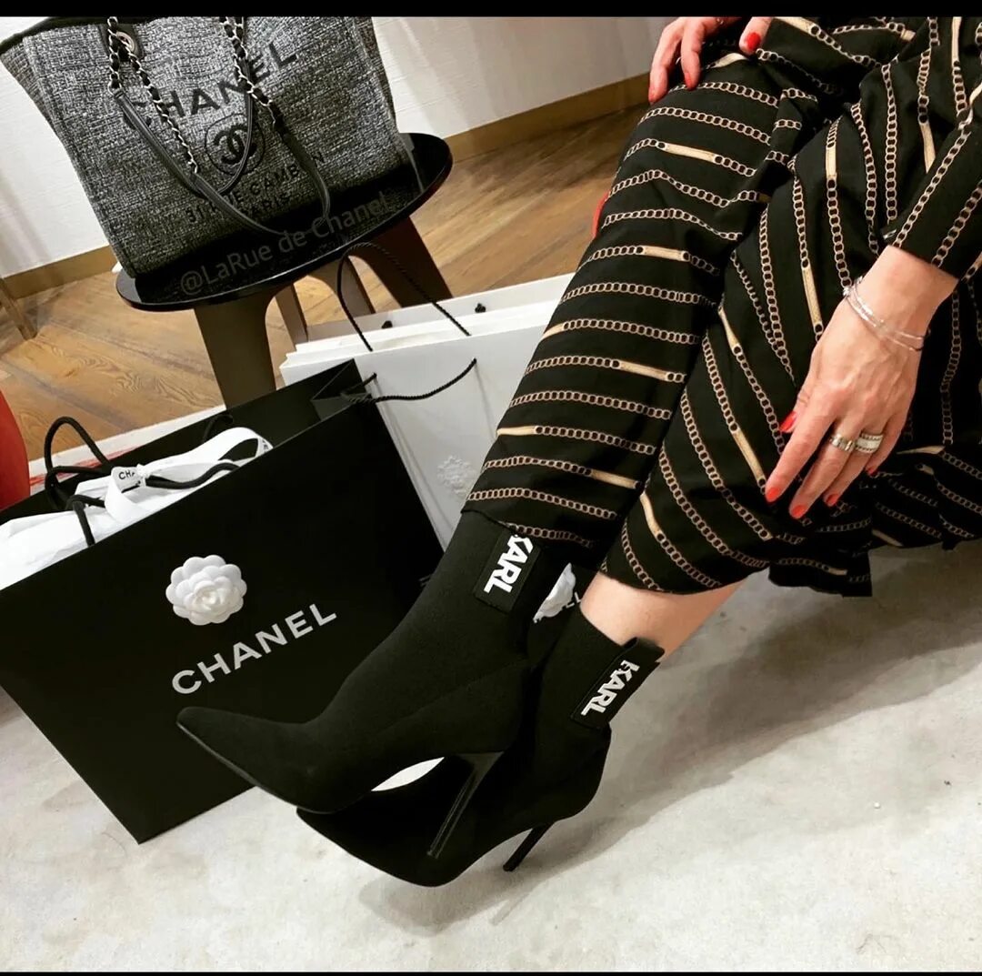 La Rue de Chanel в Instagram: "Chanel Lover’s 🥰 🤗 👛 © ️© #chanelace...