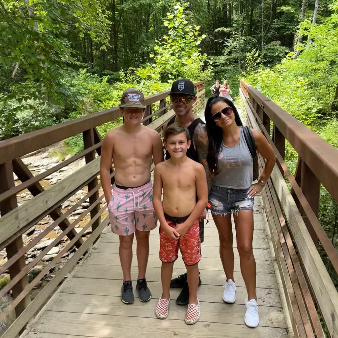 Marissa Deegan в Instagram: "Fun family hike today through Catawba Fal...