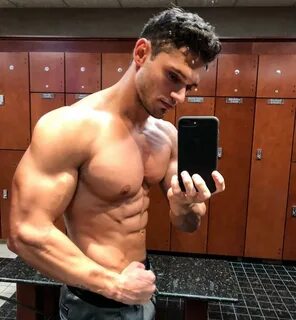 Hot guys: 5 gym selfies