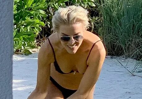 Megyn Kelly Looks Sexy In Black Bikini On A Beach - NuCelebs