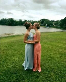 Lesbians kissing 1 - 439 Pics xHamster
