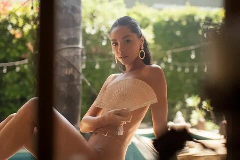 Danielle Alcaraz modelo morena fazendo topless e segurando l