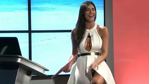 Presentatrice italiana sistema la gonna e mostra l’intimo - VIDEO e PHOTOGA...