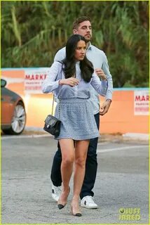 Aaron Rodgers & Olivia Munn in a Madewell shirt and Ella Mos