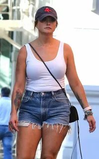 Photos : Miranda Lambert in Denim Shorts - Out in New York C