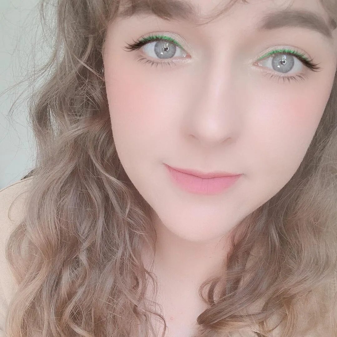 Marie Anne в Instagram: "Today I tried wearing green eyeliner! 