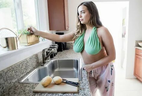 Американка придумала полотенце-гамак для груди Ta-Ta Towel