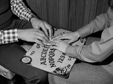 ஆவிகளுடன் பேச உதவும் ஓயிஜா போர்டு... நிஜம்தானா? #OuijaBoard 