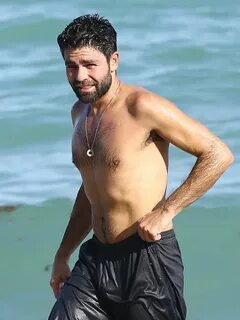 Adrian Grenier Shirtless at the Beach in Miami December 2015