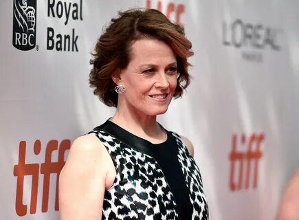 More Pics of Sigourney Weaver Short Wavy Cut (29 of 29) - Ha