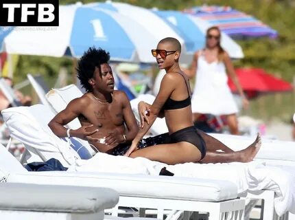 Willow Smith Looks Hot in a Black Bikini on the Beach in Mia