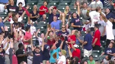 Atlanta Braves fan makes an incredible one-handed catch of a