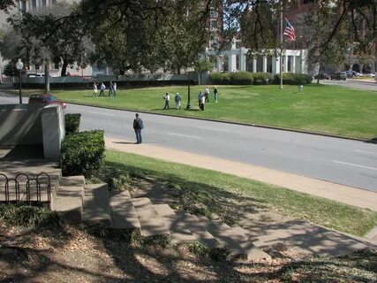File:Dealey Plaza as seen from the Grassy knoll.jpg - Wikime