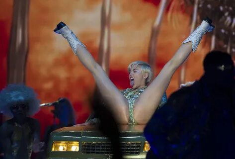 Miley Cyrus a încercat toate poziţiile de sex pe scenă! Ce l