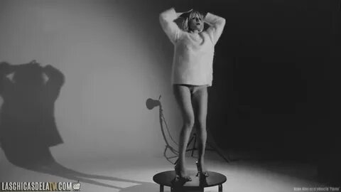 Najwa Nimri desnuda en el videoclip Pijama - LASCHICASDELATV