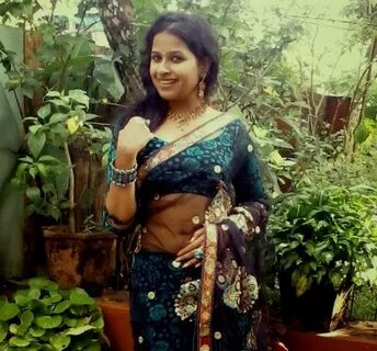 Sadhika venugopal hot navel show in saree Mallu Malayalam se