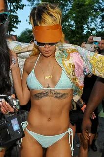 15 Smoking Hot Rihanna Bikini Pictures You Need To See - Fam