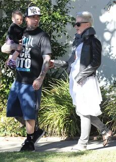 Carey Hart Trying To Pick A Fight With The Paparazzi - Zimbi