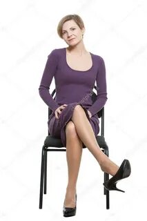 Frau sitzt auf einem Stuhl. Pose, die sexuelles Verlangen ze