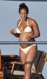Cele bitchy Pregnant Alicia Keys looks adorable in a bikini