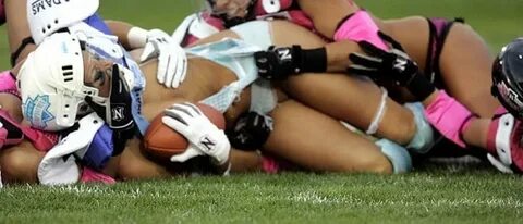 Ženský americký futbal ponúka pikantné momentky počas zápasu