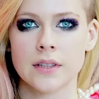 Avril Lavigne Makeup: Black Eyeshadow, Red Eyeshadow & Pink 