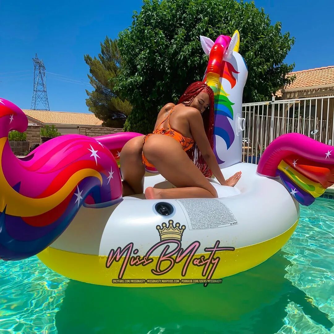 Miss B. Nasty 👑 в Instagram: "Life is good. 🦄 #littlebootiesmatter&q...