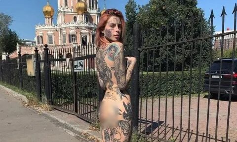 Очередная блогерша оголила ягодицы на фоне православного храма в Москве 