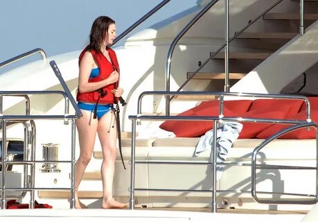 Actress Anne Hathaway pic/picture in a blue bikini - picture