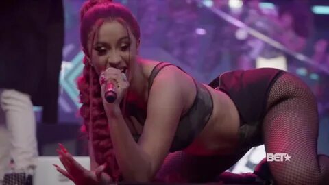 Cardi B Gets Her Booty Eaten On Stage. 