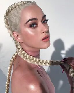 Beautiful Katy Perry Blonde Hairstyles that you will fall in