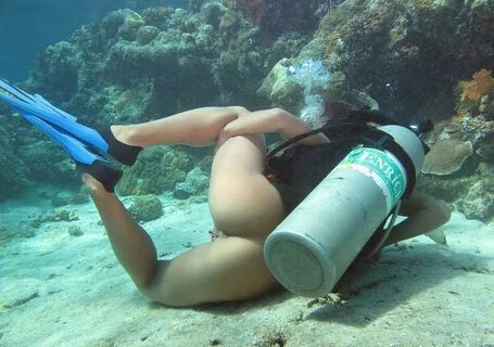 Фото голой девушки с аквалангом и ластами в море под водой