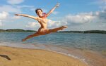 Голые прыгающие женщины (73 фото) - секс фото