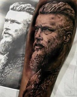 Black and grey style Ragnar Lodbrok tattoo on the right Tatu
