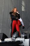 Mariah Carey showt cameltoe in strakke broek Foto AD.nl