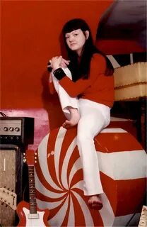 Meg White Feet (19 photos) - celebrity-feet.com