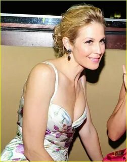 Kelly Rutherford nackt Kelly Rutherford Must Send Children B