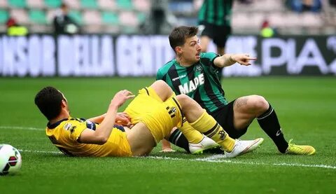 Soccer player accidentally slaps a referee's boob